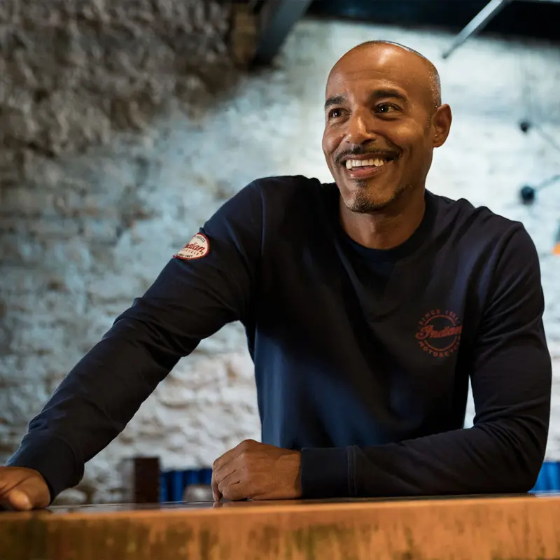 Indian Script Logo T-Shirt maniche lunghe petto indossata