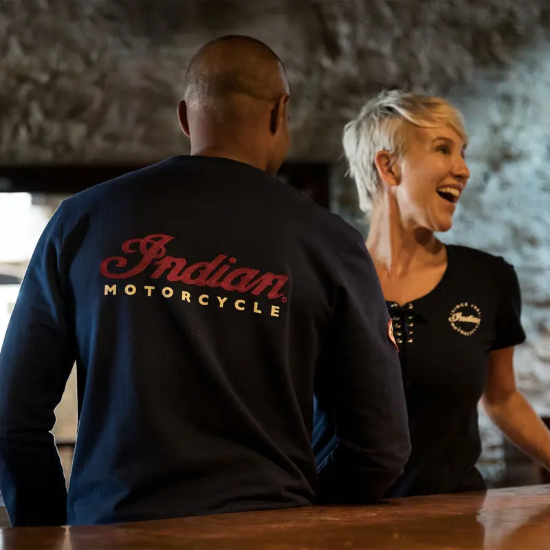 Indian Script Logo T-Shirt maniche lunghe schiena indossata