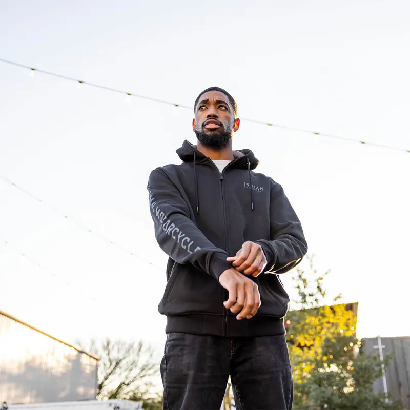 Felpa Ricamata Indian indossata fronte