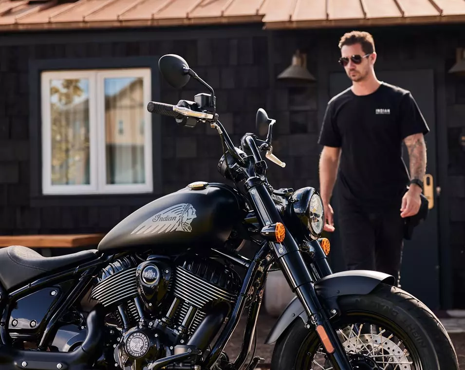 2024 Indian Chief Bobber Dark Horse padrone della strada